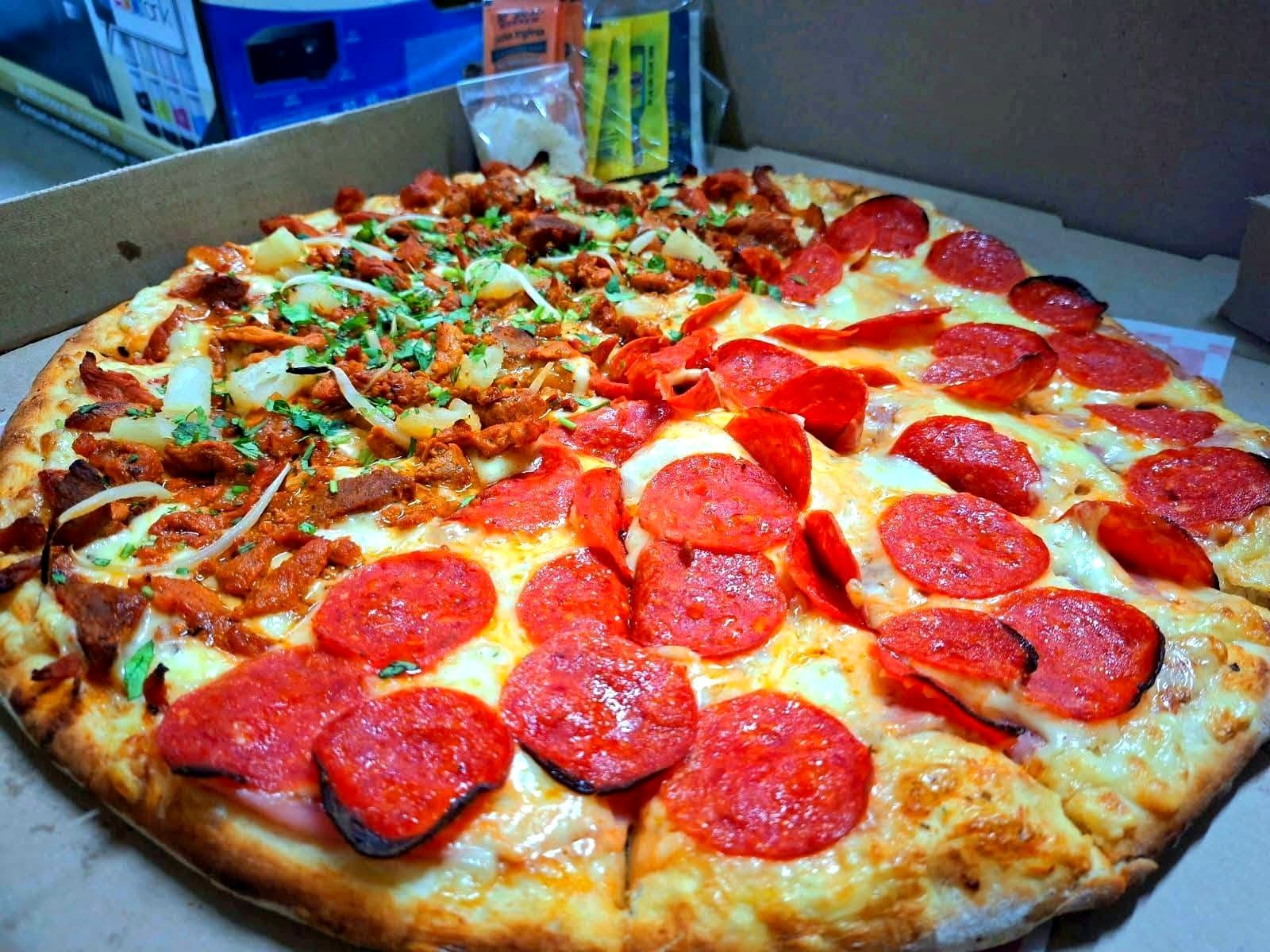 Pizza mitad pastor mitad pepperoni